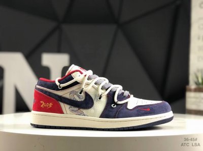 340 公司级带半码Stussy X Air Jordan 1 Low 此款主张打破传统的工业化流水线设计限制，以Made By Ideas的超级创意为理念，集