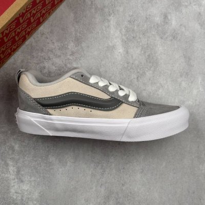 本地180 核心私 万斯 Vans Knu-Skool 面包鞋 坎普尔·茱利安系列低帮复古硫化休闲运动板鞋“肥胖版大Logo” 要说整个年最为热门的鞋型之一，「