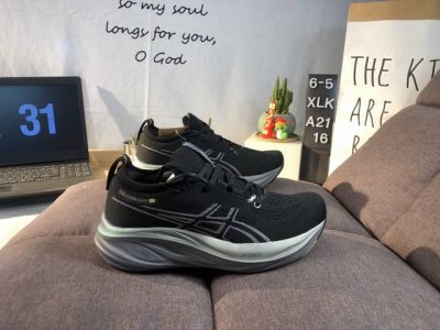 公司级Asics 亚瑟士Gel-Nimbus 26稳定跑鞋鞋面采用双层提花网面设计，提高包裹性和透气性，后跟搭载稳定系统科技T-Gel提升整体支撑力和结构感，减