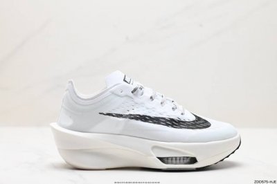 公司级新品发布 Nike Air Zoom Alphafly Next% 整体采用前作的设计语言，并且对后者的细节进行升级，马拉松和长距离路跑的性能极限设计而生