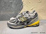 新品上市实拍 New Balance Warped Runner Uwrpomob 复古休闲运动慢跑鞋，破坏解构做旧，步态稳定。T-Beam大底提供足步弓支撑，