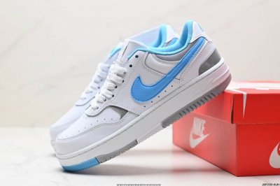 真标w Nike Gamma Force兼顾舒适脚感和出众风范，演绎匠心之作。结构性的支撑贴合感结合复古篮球设计，塑就场外全明星风范。 货号:Dx9176-11