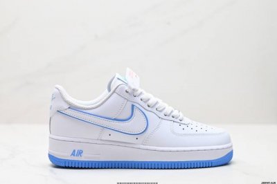 真标耐克nike Air Force 7 空军一号低帮百搭休闲运动板鞋。柔软、弹性十足的缓震性能和出色的中底设计，横跨复古与现代的外型结合，造就出风靡全球三十多