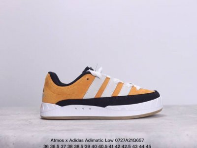 真标带半码 阿迪达斯 鲨鱼面包鞋 新联名开启,日本知名球鞋店铺atmos X Adidas Adimatic Low马蒂奇系列低帮复古鲨鱼面包休闲运动休闲滑板板