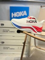 hoka Skyward X厚底增高运动老爹鞋，助力跑者轻松开跑。Hoka推出了一款定位于顶级缓震的现象级跑鞋 Skyward X，不出所料，在Skyward
