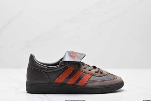230 公司级Adidas Handball Spezial 阿迪达斯经典款 复古休闲板鞋 全鞋采用反毛皮制作 牛筋耐磨大底 承载青春情怀的板鞋 经典三条杠装饰