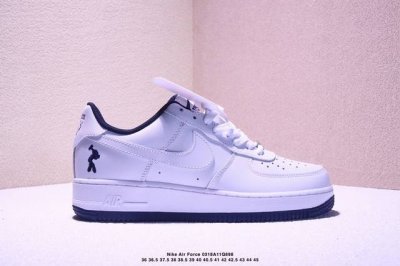 140 真标耐克Nike Air Force 1“07空军一号低帮百搭休闲运动板鞋。柔软、弹性十足的缓震性能和出色的中底设计，横跨复古与现代的外型结合，造就出风