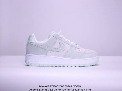 公司级耐克nike Air Force 7 空军一号低帮百搭休闲运动板鞋。柔软、弹性十足的缓震性能和出色的中底设计，横跨复古与现代的外型结合，造就出风靡全球三十