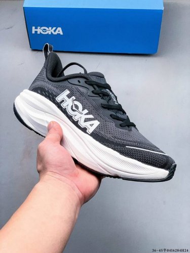 集图 Hoka Skyflow 夏季新款专业竞速跑鞋耐磨稳定透气运动鞋 Skyflow 是一款全新的日常训练鞋，采用超临界发泡 Eva 中底，它拥有以脚跟为中心