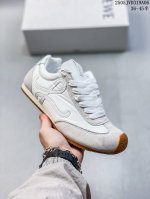 罗意威Loewe Ballet Runner Sneakers 芭蕾舞 系列阿甘复古风德训薄底百搭休闲运动鞋 #不对称鞋头设计、袜状内部结构，轻盈橡胶外底延伸至