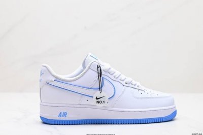公司级耐克nike Air Force 1‘07 空军一号低帮百搭休闲运动板鞋。柔软、弹性十足的缓震性能和出色的中底设计，横跨复古与现代的外型结合，造就出风靡全
