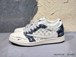耐克 联名 Nike Dunk Low Lthr Ow 解构绑带滑板鞋 Sb系列经典复古运动鞋。双鞋带系统延续了今年的代表性风格，搭配亮色鞋带，保持了 Dunk