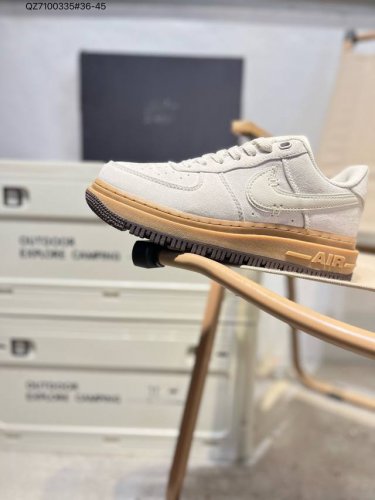 170 耐克 Nike Air Force 1 '07空军一号 百搭休闲运动板鞋。柔软、弹性十足的缓震性能和出色的中底设计，横跨复古与现代的外型结合，造就出风靡