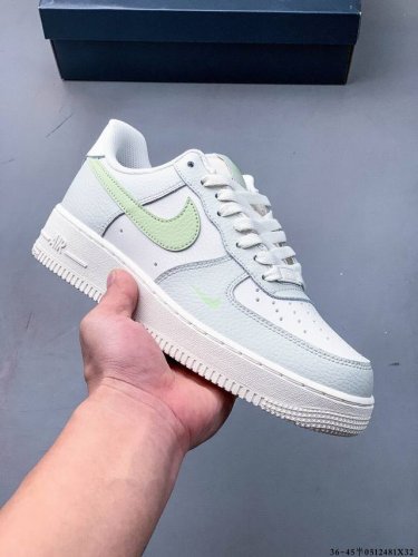 原楦数据纸版，采用硬质优质皮革鞋面材质，内置全掌Air Sole气垫。耐克 Nike Air Force 1 Low 空军一号低帮百搭休闲运动板鞋 051248