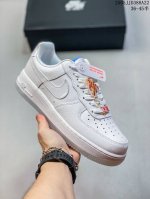 公司带半码 耐克Nike Air Force 1 07 空军一号低帮百搭休闲运动板鞋 柔软 弹性十足的缓震性能和出色的中底设计 横跨复古与现代的外结合 造就出风