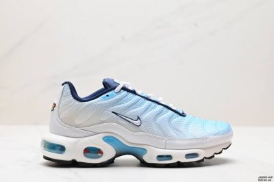 真标耐克 Nike Air Max Plus是nike旗下另类鞋款的代表，Tn 它诞生于1996年，是第一款使用tunedair气垫的跑鞋，其特点就在于实现各气