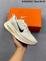 真标Nike Vomero 18 耐克 舒适减震防滑 低帮跑步鞋 全掌Reactx泡绵中底 前掌和后跟还配备了Air Zoom气垫单元 据说跑起来更快更舒适哦