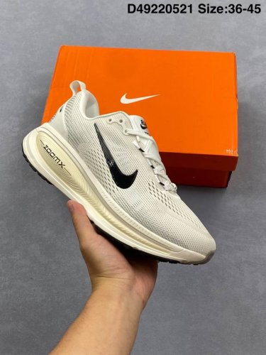 真标Nike Vomero 18 耐克 舒适减震防滑 低帮跑步鞋 全掌Reactx泡绵中底 前掌和后跟还配备了Air Zoom气垫单元 据说跑起来更快更舒适哦