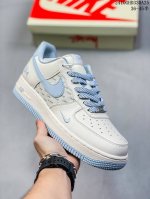 公司级带半码耐克Nike AIR FORCE 1‘07 空军一号低帮百搭休闲运动板鞋。柔软、弹性十足的缓震性能和出色的中底设计，横跨复古与现代的外型结合，造就出