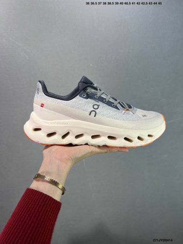 公司级新一代跑练结合多功能训练鞋Cloud X3，延续轻量脚感且灵活反馈的同时，提高贴合度和透气性;沿袭On的专业跑鞋科，升级贴合度，搭载星形系带系统，三层网眼