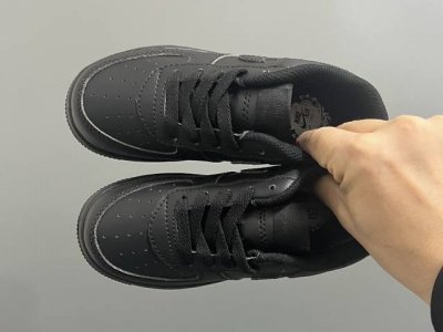 nk新款空一号卡通低帮鞋带款儿童休闲板鞋 Size：22-35码 经典空军一号款式 优质皮料拼接，质感满满 精致卡通印花，可爱又有趣 百搭又时髦Get