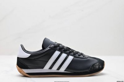 公司级Adidas Wb Country 生胶底 秀气大方的鞋型 气质修身 以现代设计融合复古跑步和足球风 采用锦纶和绒面革鞋面 灵感源自70年代 Countr