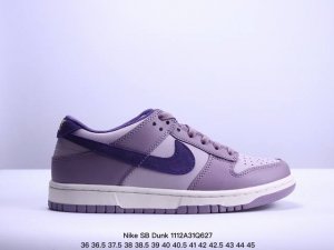 耐克Nike SB Dunk Low SB 扣篮系列复古低帮休闲运动滑板板鞋。采用脚感柔软舒适ZoomAir气垫，有效吸 收滑板等极限运动在落地时带来的冲击力，