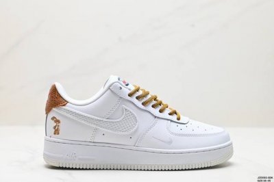 真标耐克nike Air Force 7 空军一号低帮百搭休闲运动板鞋。柔软、弹性十足的缓震性能和出色的中底设计，横跨复古与现代的外型结合，造就出风靡全球三十多