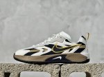 Futura X Nike Jam 系列 采用鞋面合成皮革与网眼布设计 以便于运动员在霹雳舞运动中的保护和耐穿 中底设计细节采用翻转swoosh设计 使得倒立动
