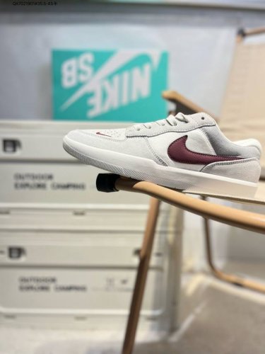 耐克Nike Sb Force 58 运动滑板鞋。这是一款将前沿创新带入街头的单品，它具有硫化杯底，具有出色的耐用性和灵活性。使用柔软皮革和帆布拼接，在饰面上放