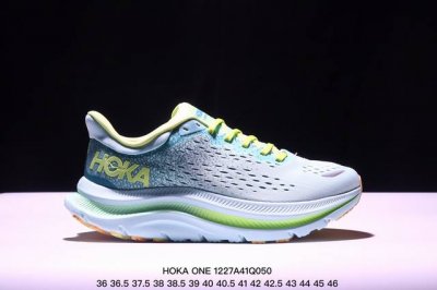 公司级hoka One One 全新配色 飞跃地平线 轻量缓震跑鞋 这个品牌来自于新西兰的毛利语，Hoka表示大地，One One表示飞越，连起来就是飞越地平线