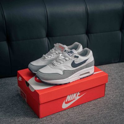 核心私 Nike Air Max 1 耐克气垫 缓震 耐磨运动鞋 鞋身材质均选择皮革 织物 麂皮多种材质覆盖 保证质感的前提下 层次感也相当不错 带有开窗式 A