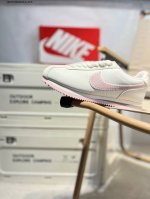 Nike Classic Cortez 全新配色 经典阿甘休闲跑步鞋 纯粹而执着的精神，使得Cortez种在了一代人的心里，无论是否喜欢它复古的鞋型，一双Nik
