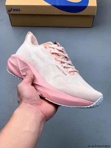 asics 宣布推出备受期待且深受粉丝喜爱的新款 Novablast 5 跑鞋。 Novablast 系列的最新更新通过轻质材料和 Asics 全新中底材料的结