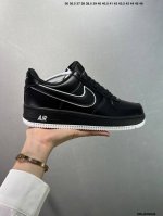 180 公司级耐克Nike Air Force 1 Low 空军一号低帮百搭休闲运动板鞋。柔软、弹性十足的缓震性能和出色的中底设计，横跨复古与现代的外型结合，造