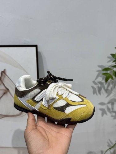 nb 9060Miumiu 联名款猪八皮网面魔术贴童鞋 尺码24–37 采用鞋带设计、独特的风格非常有质感！版型超级好看不肥不胖爱了爱了上脚非常轻便百搭～