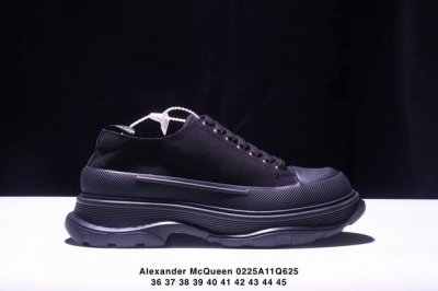 高品质麦昆帆布鞋Alexander Mcqueen新色厚底帆布鞋！值得入手的长腿神器上脚效果不要太好，从视觉都拉长了腿部线条比例，总之轻巧，显高显瘦显腿长， 跟