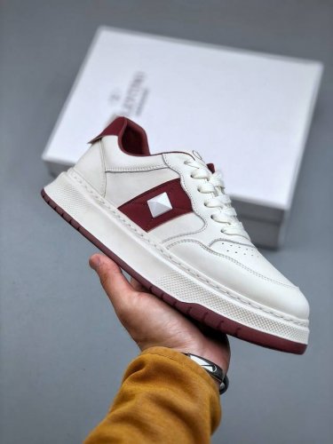 新货Valentino 华伦天奴 Rockstud Untitled 厚底休闲铆钉小白鞋 明星同款 软羊皮低帮运动板鞋 经典百搭款绗缝格纹打造瞩目朋克风格 考究