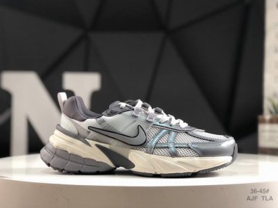 160 耐克Nike V2K Run新款百搭休闲跑步鞋 复古风潮 网面透气 紧致的鞋面材质提供良好的包裹性 鞋侧 Swoosh以及鞋头部分搭配增添不少亮点的镀铬