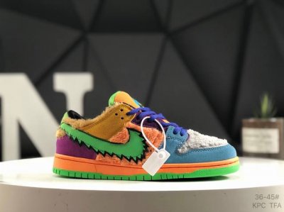 Sb Dunk Low Pro 扣篮系列复古低帮休闲运动滑板板鞋。采用脚感柔软舒适Zoomair气垫，有效吸收滑板等极限运动在落地时带来的冲击力，为街头运动者们