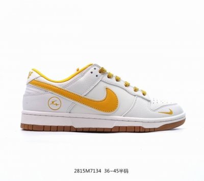 耐克 Nike Dunk Low Retro 运动鞋复古板鞋 北脸 北面 联名。作为 80 年代经典篮球鞋款，起初专为硬木球场打造，后来成为席卷街头的时尚标杆，