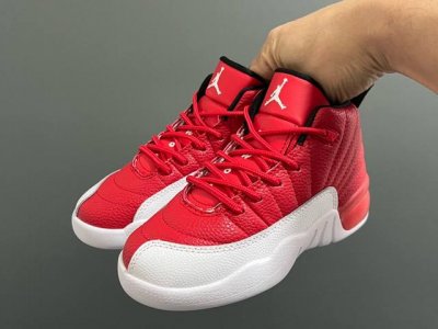 乔12 高帮鞋带款儿童篮球鞋 Size：22-37码 经典乔12款式 高帮款式设计，保护稚嫩脚踝 优质皮料拼接，质感满满