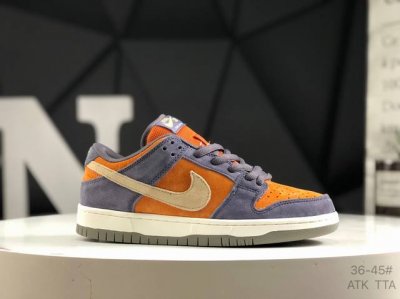 耐克 Nk Dunk Low 低帮休闲板鞋 Hf3063 002 #鞋款采用简洁外观 结合优质材料与柔软衬垫 舒适耐穿 配色由煤黑 橡皮浅褐和淡象牙白搭配 统一
