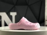 60 crocs 卡洛驰 这双Crocs可能是所有Crocs里最有时尚感的一双，相较于普通版Crocs，增加了一个越野外底，凹凸不规则的山脉纹理让整双鞋更像一双