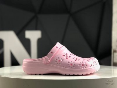 60 crocs 卡洛驰 这双Crocs可能是所有Crocs里最有时尚感的一双，相较于普通版Crocs，增加了一个越野外底，凹凸不规则的山脉纹理让整双鞋更像一双
