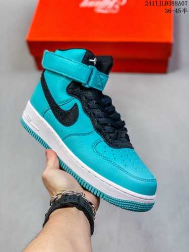公司级带半码耐克Nike AIR FORCE 7 空军一号低帮百搭休闲运动板鞋。柔软、弹性十足的缓震性能和出色的中底设计，横跨复古与现代的外型结合，造就出风靡全