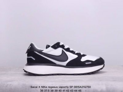 sacai X Nike Regasus Vaporrly Sp 华夫三代3.0走秀 ，鞋身材质由翻毛皮和透气网纱共同打造。熟悉的解构手法、重叠swoosh、双