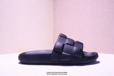 公司级Louis Vuitton Waterfront 徽标 平底套脚防臭一字拖鞋 男女款 Waterfront 穆勒鞋在本季以 Maxi Damier 橡胶重