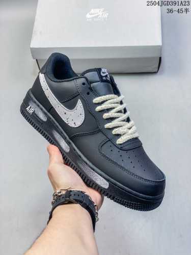 耐克 Nike Air Force 7 空军一号 Af 1 低帮 厚底增高百搭 休闲运动板鞋。柔软、弹性十足的缓震性能和出色的中底设计，横跨复古与现代的外型结合