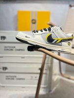 小米 X 耐克Nike Dunk Low 板鞋Sb系列经典百搭休闲运动板鞋加厚鞋舌的填充，使舒适性大大提升，同时也更方便穿脱中底部分则加入了脚感柔软舒适Zoom
